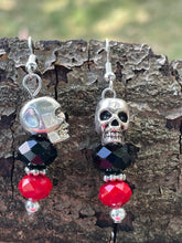Load image into Gallery viewer, Skull earrings