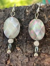 Load image into Gallery viewer, Black Mother-of-Pearl Earrings