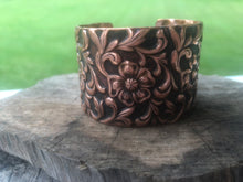 Load image into Gallery viewer, Floral Web Copper Cuff