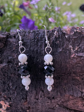 Load image into Gallery viewer, Mother of Pearl and Black Necklace Set