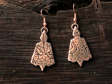Load image into Gallery viewer, Copper Floral Earrings
